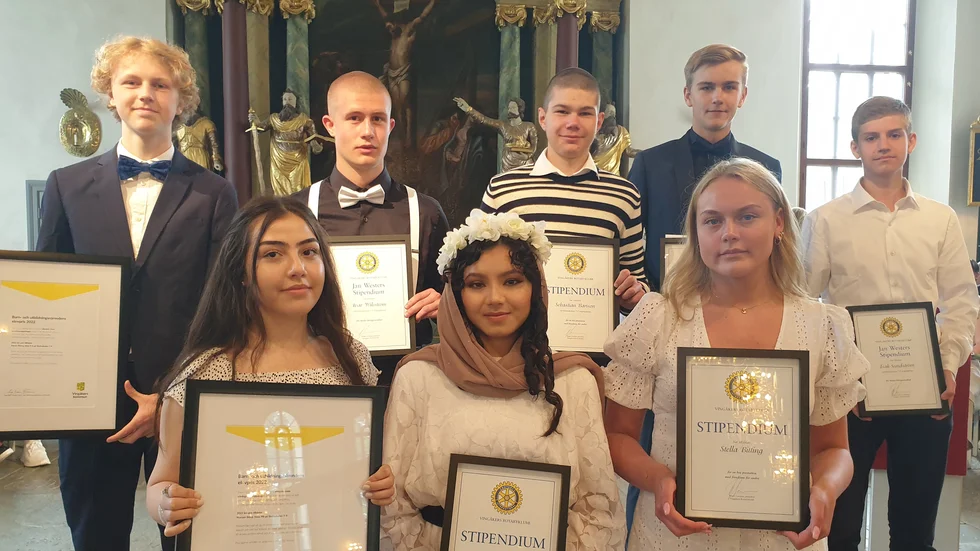 Nästan samtliga stipendiater samlades på bild vid skolavslutningsceremonin. Övre raden från vänster: Aaron Åberg, Ivar Wikström, Sebastian Barison, Leo Hagman och Isak Sundström. Nedre raden från vänster: Mariam Sidiqi, Humaira Alizada och Stella Bitting. På bild saknas: Nils Pontén Hellum och Salah Sebahi.