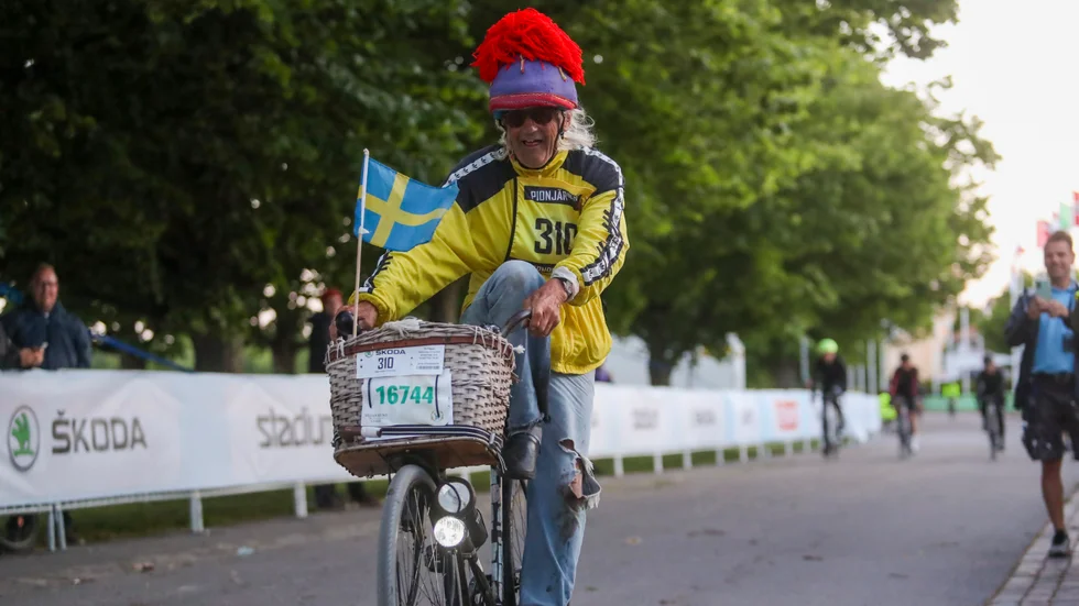 Stig Johansson, 76, är den enda som cyklat Vätternrundan alla 57 gånger sedan starten 1966. I år tog det lite längre tid än vanligt efter bland annat en krasch.
