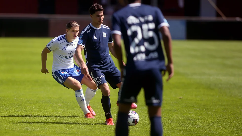 Eman Markovic testades på mittfältet när Abdulrazaq Ishaq äe på väg till Anderlecht.