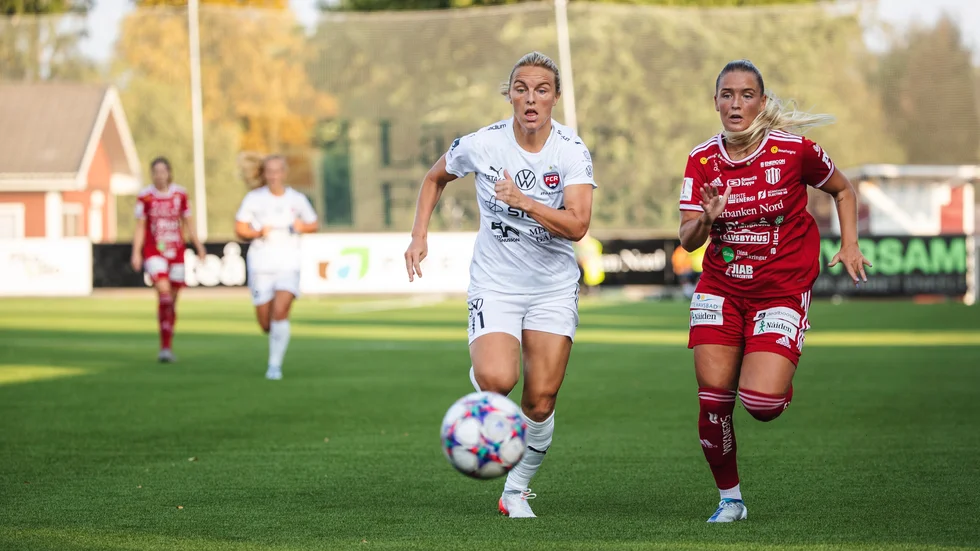 Ronja Aronsson (th) under 2-1-matchen mot tabellettan Rosengård. 