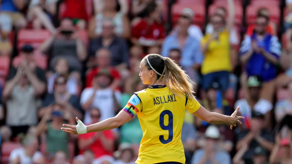 Kosovare Asllani, för dagen med kaptensbindeln runt armen, jublar efter att ha skjutit in 4–0 till Sverige mot Portugal från straffpunkten.