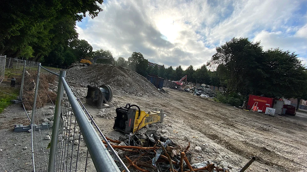 Högar av krossad betong och förvridna armeringsjärn är det som nu återstår av kommunhuset.