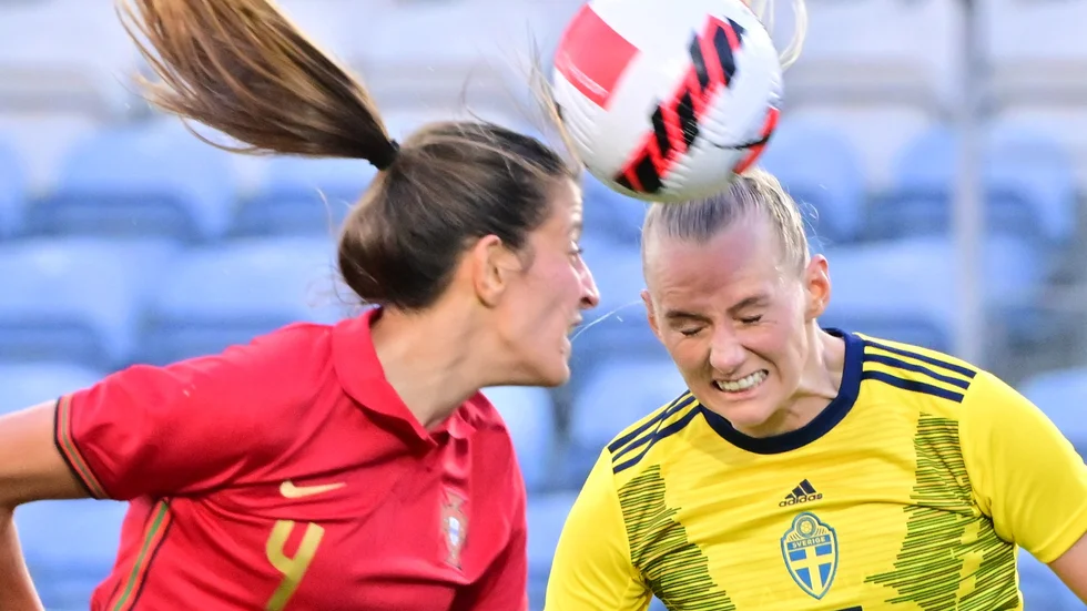 Portugals Sílvia Rebelo, till vänster, i en duell med Stina Blackstenius under Algarve Cup i februari. På söndagen möts de igen, i en match som avgör båda ländernas EM-öde.