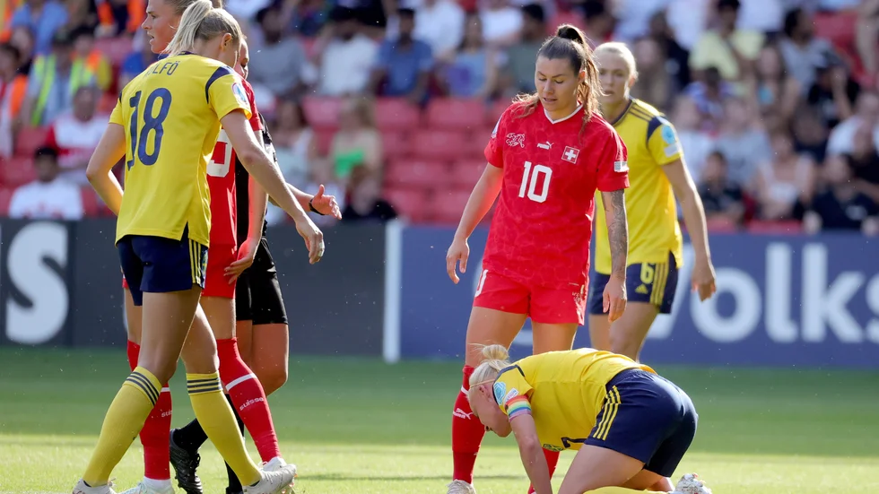 Sveriges Caroline Seger efter att ha fått en smäll i EM-matchen mot Schweiz häromdagen.