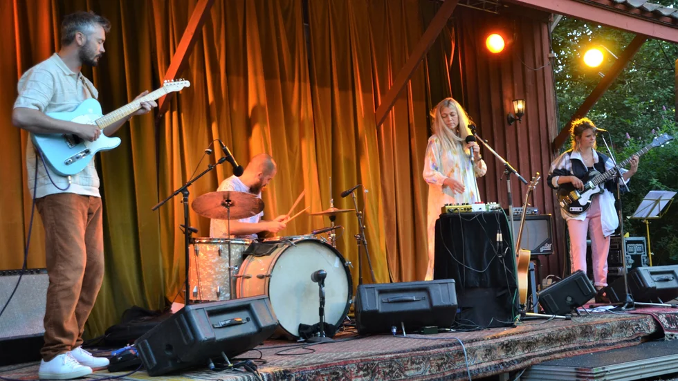 Bandet Dina ögon spelade i Skottvångs gruva i onsdags: Daniel Ögren på gitarr, Christopher Cantillo på trummor, Anna Ahnlund på sång och Felisia Westberg på bas som vikarierade för Love Örsan.