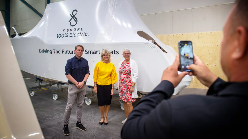 Socialdemokraterna presenterade sitt vallöfte på elbåtstillverkaren Xshore i Nyköping. "Xshore passar utmärkt in i den Sverigebild vi vill förmedla till världen", sa utrikeshandelsminister Anna Hallberg (S) (i mitten). Christian Vallin är logistikchef på Xshore och Monica Johansson (S) är regionstyrelsens ordförande.