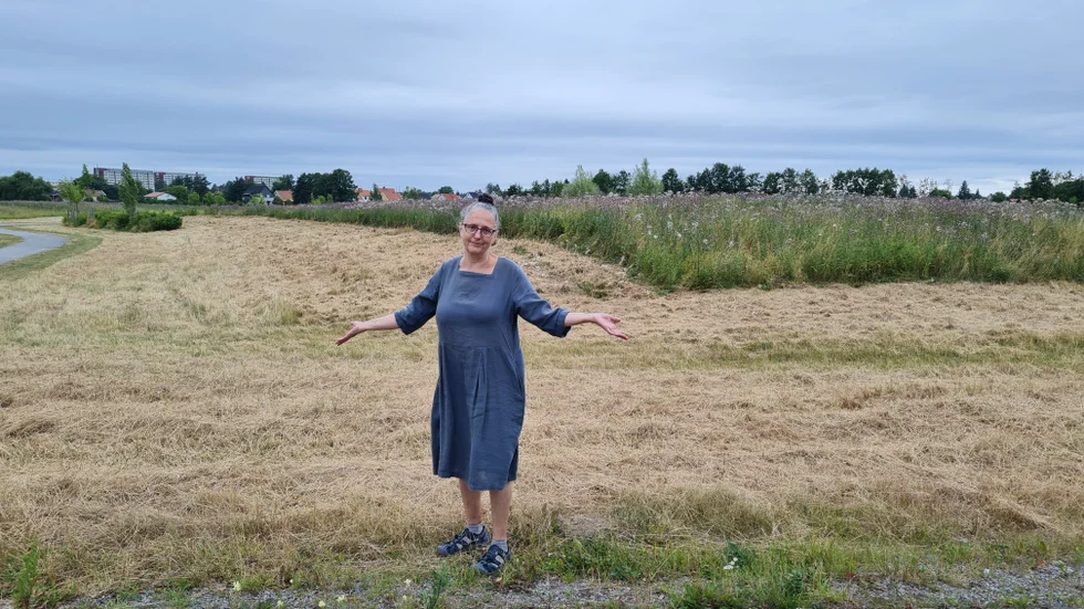 "Jag känner mig besviken", säger Helena Wisniewska om att kommunen återigen klippt ängsgräset för tidigt på året. 
