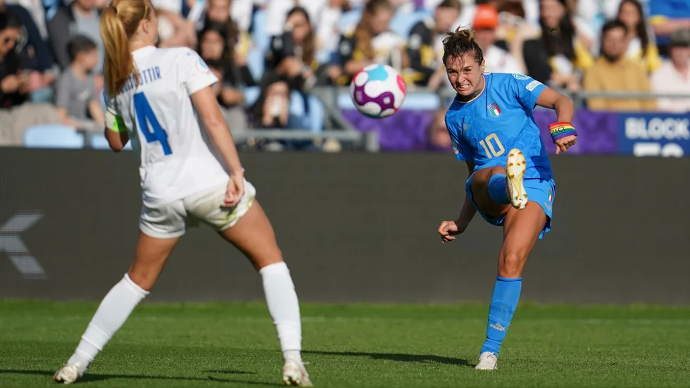 Cristiana Girelli och hennes lagkamrater kryssade mot Island.