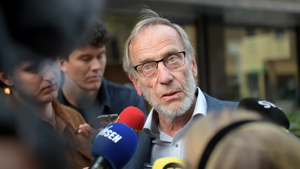 Medlaren Claes Stråth möter pressen utanför Näringslivets hus i Stockholm där förhandlingar mellan SAS och och de skandinaviska pilotfacken pågår.