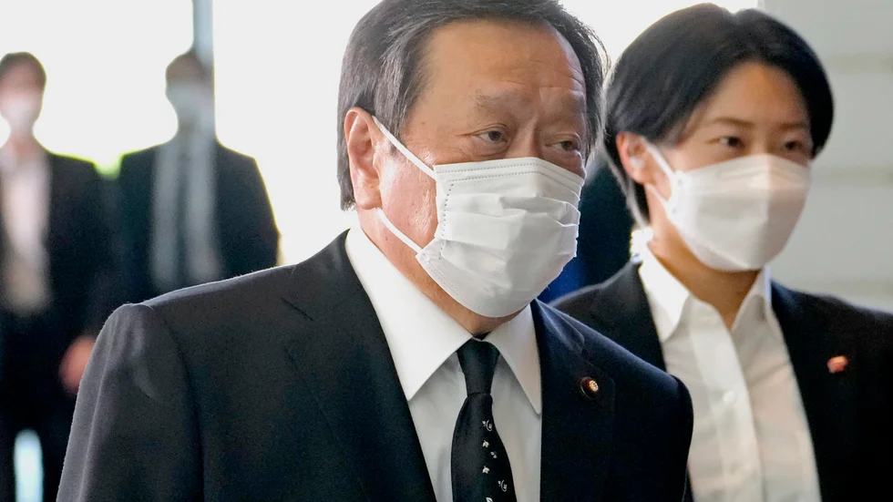 Yasukazu Hamada ersätter Shinzo Abes bror Nobuo Kishi på försvarsministerposten.