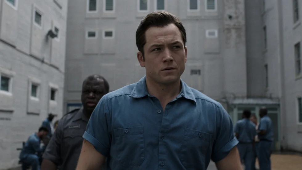 Taron Egerton spelar huvudrollen som Jimmy Keene som tar stora personliga risker när han samlar bevis mot en seriemördare i miniserien "Black Bird".