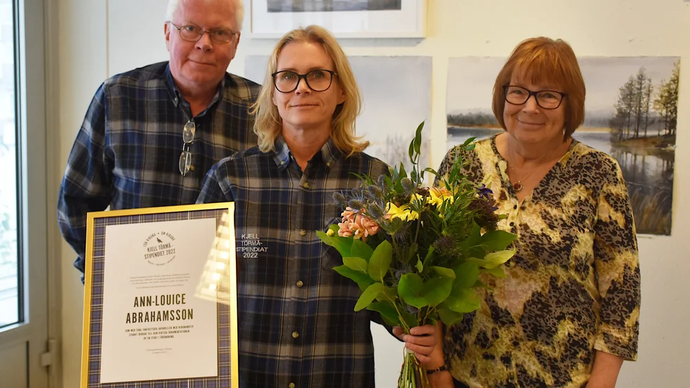 Konstnären Ann-Louice Abrahamsson är årets Kjell Törmä-stipendiat. Här tillsammans med Kiruna-Tidningens ordförande Annelie Henriksson och Kjell Törmä själv, tidigare chefredaktör för Kiruna-Tidningen. 