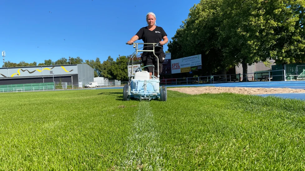 Kommunens planskötare har jobbat hela veckan med förberedelserna för EP-cupen. Under fredagen kritade Therese Edling A-planen.