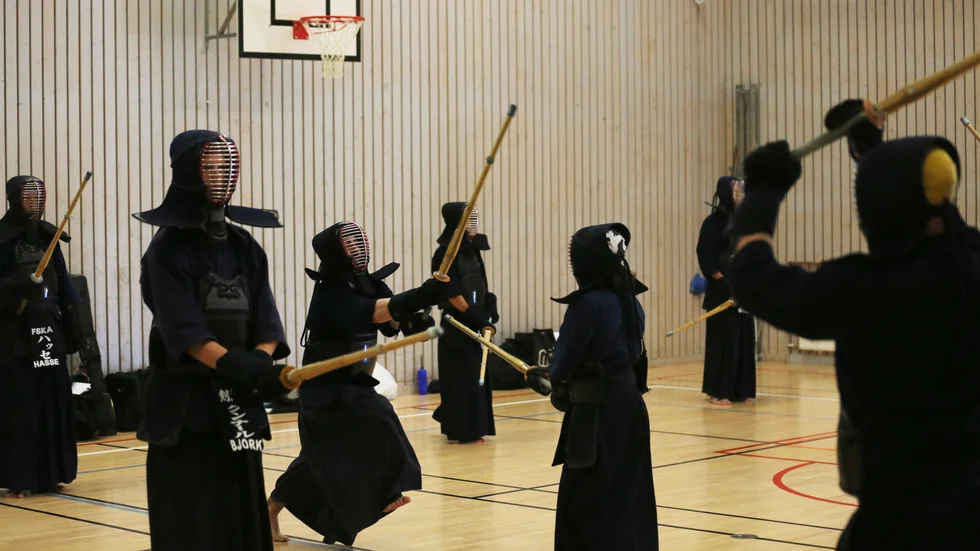 Kendo betyder svärdets väg och har sin grund i de japanska samurajernas svärdskonst.