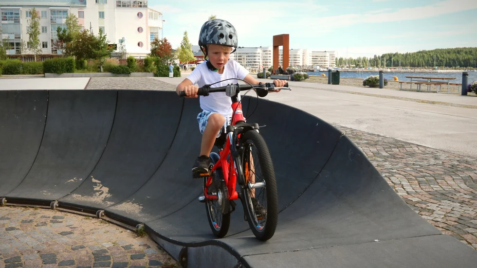 5-årige Oskar Schytte Hellberg är en av barnen som testat den våghalsiga cykelbanan i Luleås södra hamn. "Vi har varit här några gånger i sommar. I helgen testade vi en kickbike", berättar pappa Magnus Hellberg.