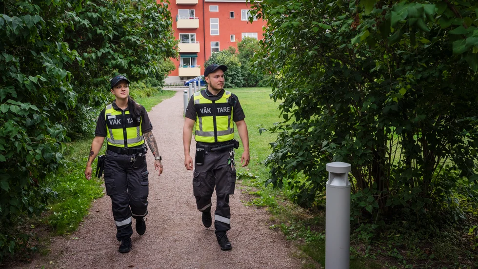 EST-väktarna finns på plats i Uppsala sedan i mars i år. På bilden patrullerar Caroline och John i Sankt Göransparken i Uppsala.