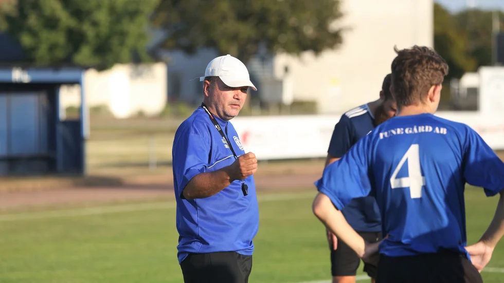 2008 var senast Klintehamns IK var i division 4. Men efter halva division 5-säsongen är Tomas Holmqvist och KIK på väg tillbaka. 