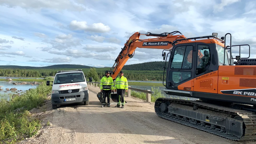 Entreprenörerna Jimmy Grönlund, Injekteringsteknik, och Micke Labba, ML maskin och mark, vid broarna.