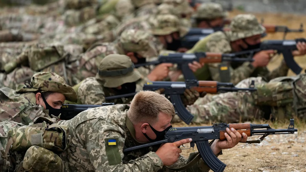 Hundratals ukrainare får nu en militär grundutbildning på en militärbas i sydöstra England. Storbritannien har lovat att 10|000 ukrainare ska utbildas.