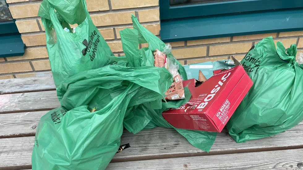 Så här mycket skräp hittade Stenhammarskolans fritidselever på skolgården på mindre än en timme. 