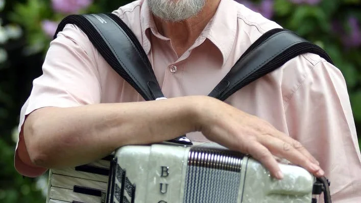 Dragspelaren. Det är så här man oftast ser Lennart Andersson, redo att spela.