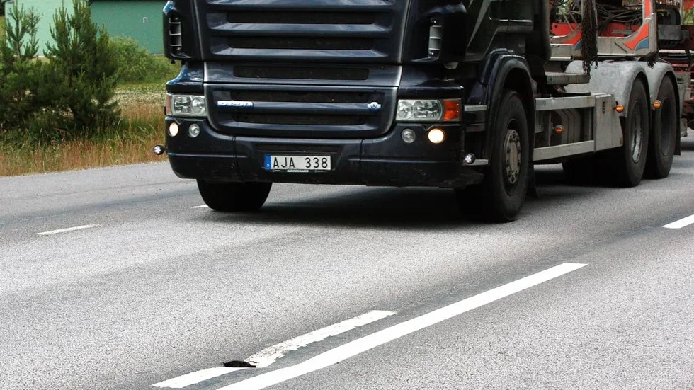 Skribenten menar att den tunga trafiken har blivit ett miljöproblem för boende kring väg 867.