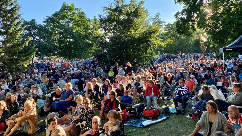 Ordet publiksuccé räcker inte till för att beskriva hur mycket folk som kom till Eskilstuna stadspark på nypremiären för Picnic i Parken på onsdagskvällen. 