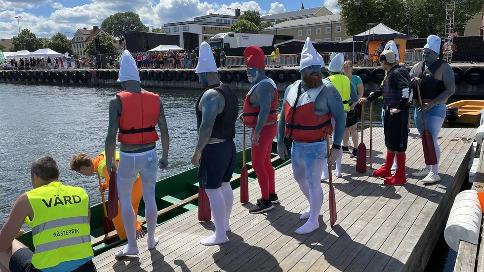 Smurfarna smurfade för mycket åt vänster och fick sig ett dopp i spat. Här är de på väg att göra ett nytt försök.