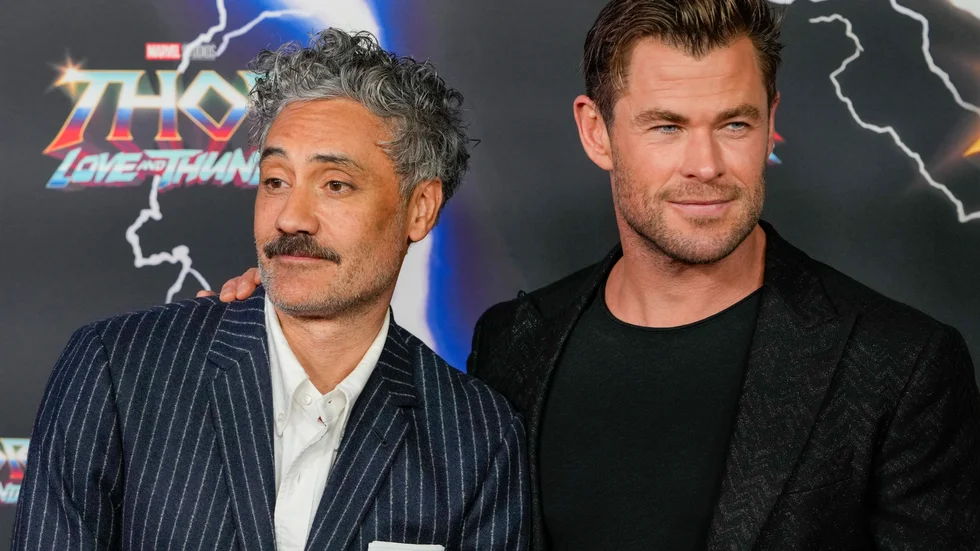 Taika Waititi tillsammans med huvudrollsinnehavaren Chris Hemsworth. Arkivbild.