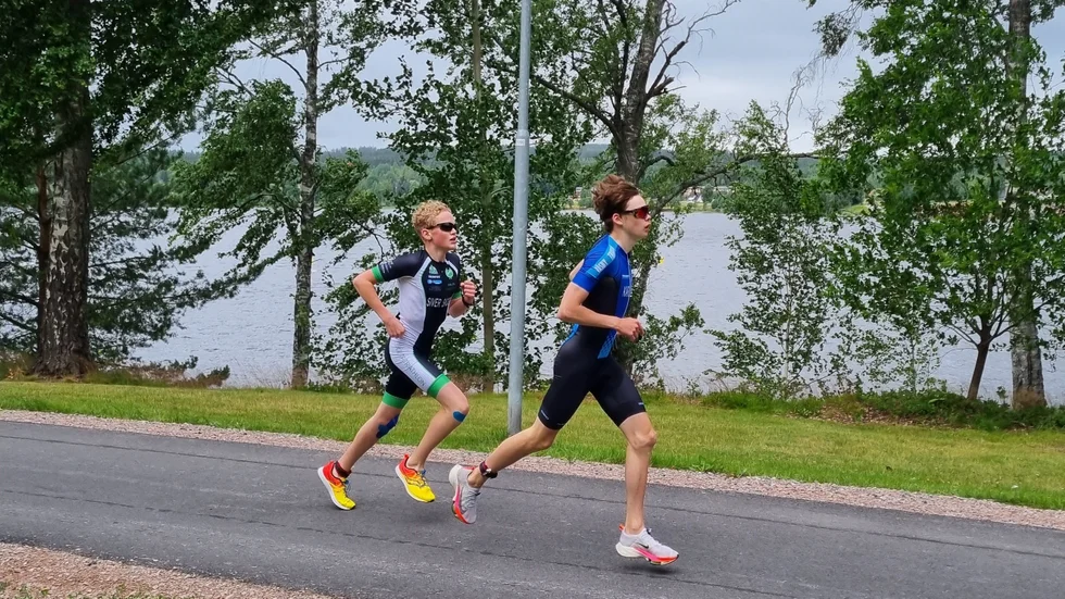 August Siverskog från Julita var mest nöjd med sin löpning i tävlingen i Säter, men fick släppa ledande Anton Karlsson sista 100 metrarna.