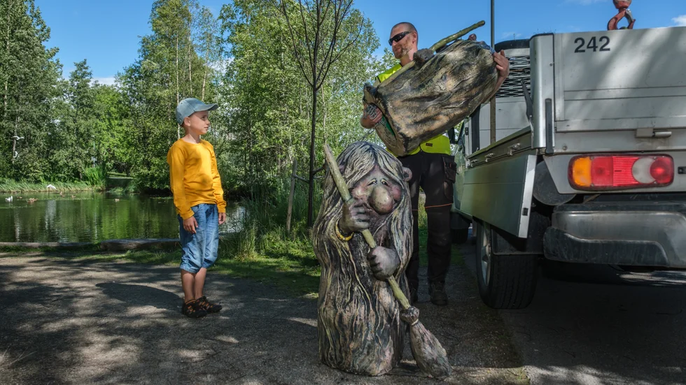 En glad Herman Hilding Karlsson hälsar trollen välkomna till Ankdammen. Och hjälten för idag blev parkarbetaren Henrik Hjelm.