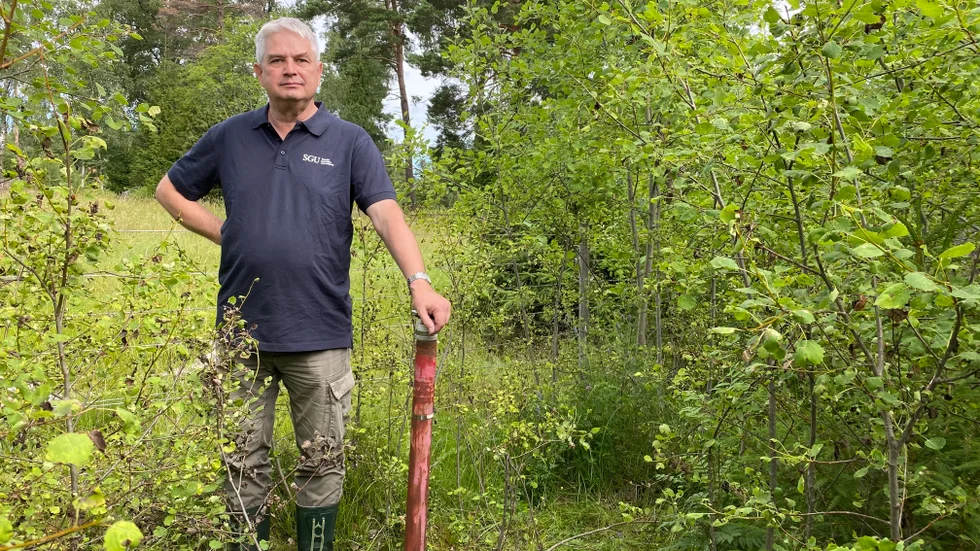 Bo Thunholm, grundvattenexpert på SGU, vid mätstationen.