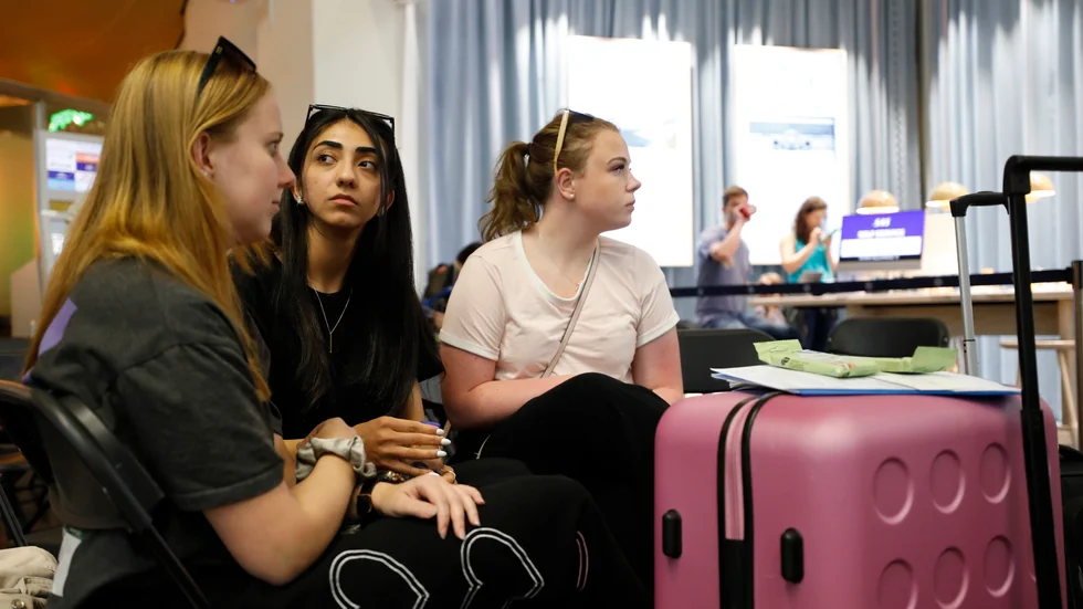 Ellen Friberg, Midia ismail och Thelma Thörnblom skulle ha flugit till Kreta under eftermiddagen, men SAS-pilotstrejk grusade de planerna.