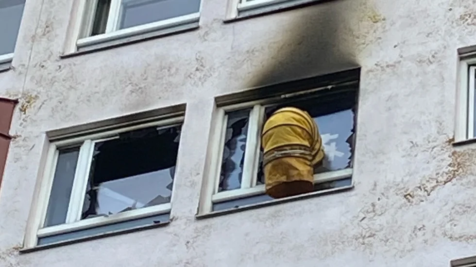 Lägenheten ventileras efter branden som orsakade mycket kraftig rökutveckling.