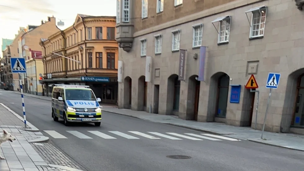 Polis sökte på måndagskvällen efter bilen som rånaren tilltvingat sig på S:t Larsgatan. 