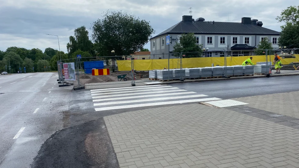 Nu går det att svänga in på Bergslagstorget från Gästgivarevägen igen.
