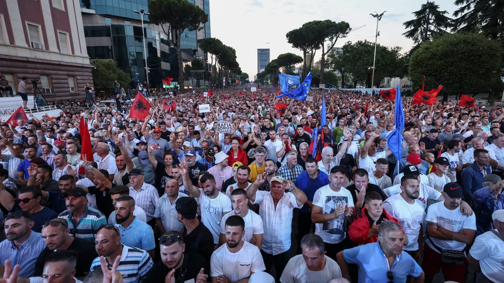 Demonstranter utanför premiärministerns kansli i Tirana i Albanien.