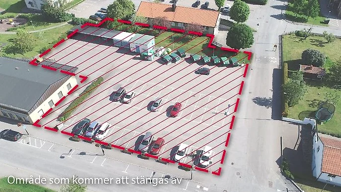 Det är här, på "postenparkeringen" som den nya vårdcentralen ska byggas. Det låga, gamla postenhuset till vänster i bild ska rivas för att ge plats åt det nya området. 