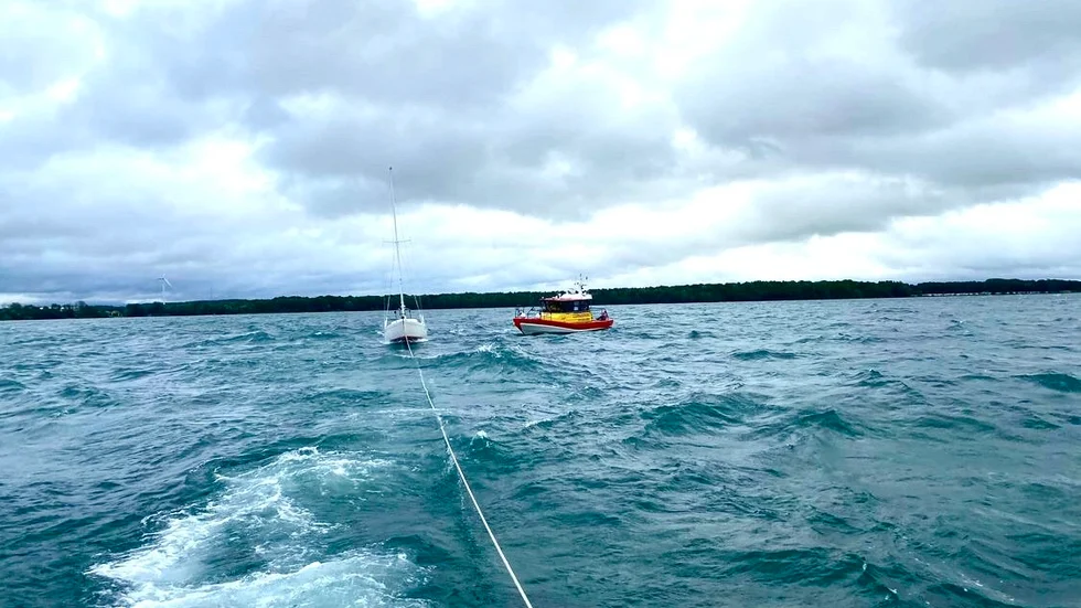 Segelbåt gick på grund norr om Vätterviksbadet under lördagsmorgonen.