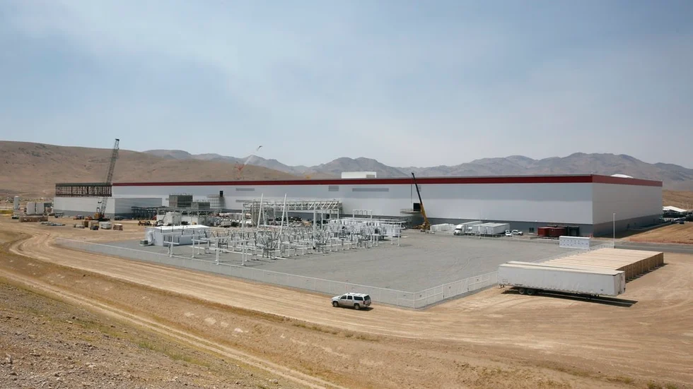 I Nevada, USA, bygger elbilstillverkaren Tesla för tillfället en stor litiumbatterifabrik som kommer producera 35 gigawattimmar (GWh) per år när den står klar och målet är att den fabriken i princip ska dubbla världsproduktionen av lithium-ion batterier till 2018. Northvolts fabrik ska kunna producera 32 GWh per år.