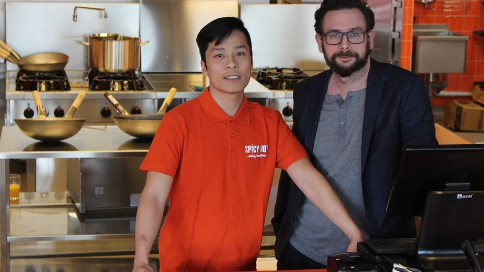 Restaurangchefen Tommy Tran och marknadschefen Marcus Väisänen på Spicy Hot.