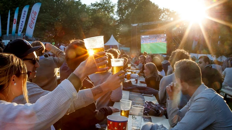 Varför ska det finnas öl och vin i samband med sportevenemang? Det undrar flera skribenter efter att de i Eskilstuna-Kuriren läst om att det ska vara tillåtet i anslutning till idrottsanläggningar och i badhus. Foto: Heiko Junge / NTB scanpix / TT