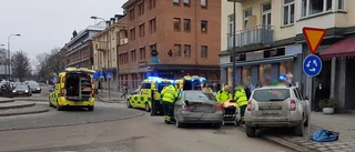 Bilkrock i centrala Eskilstuna – en till sjukhus
