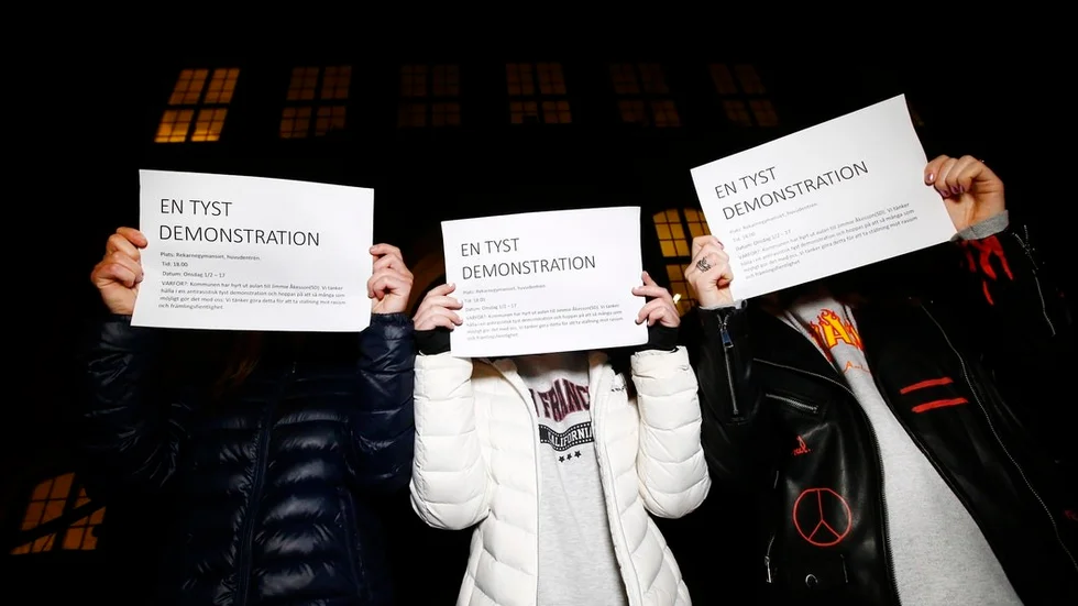 Det var inte deltagarna i den tysta demonstrationen som störde ordningen utanför skolan, enligt polisen.