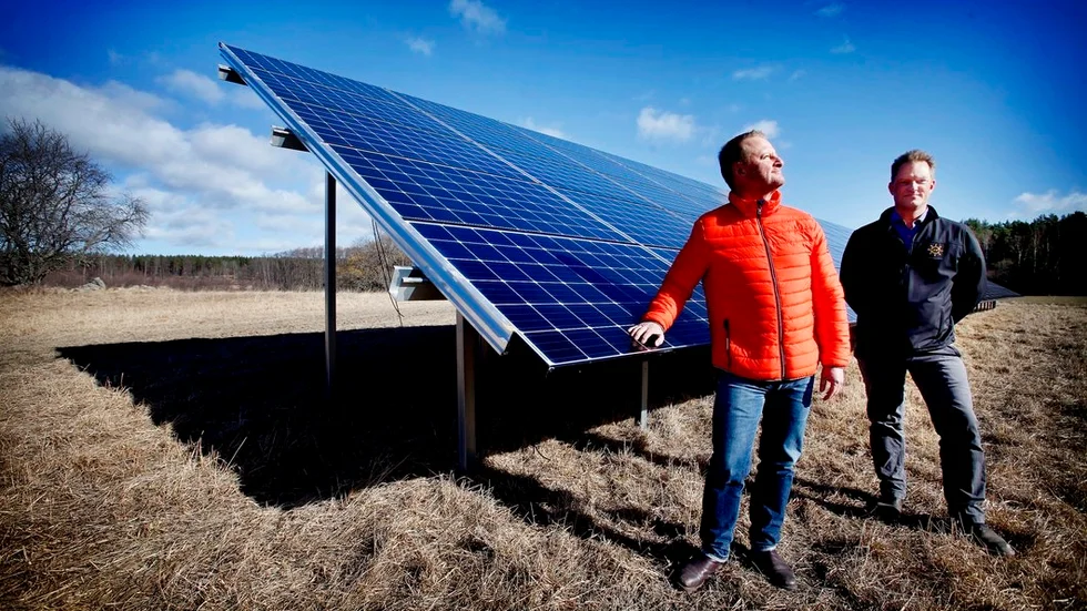 Solpanelerna står redan på plats. Under veckan kommer en transformatorstation att placeras på fältet så att solenergin kan föras över till kraftnätet, berättar Johan Skördare och Harald Britting.