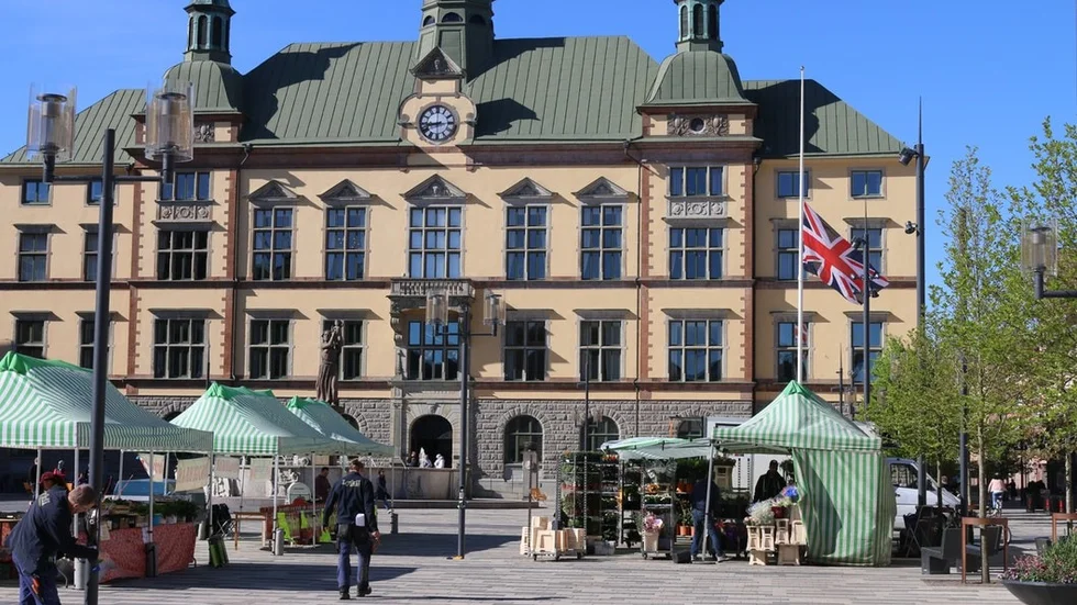 Den brittiska flaggan vajar på halv stång utanför stadshuset under tisdagsmorgonen.