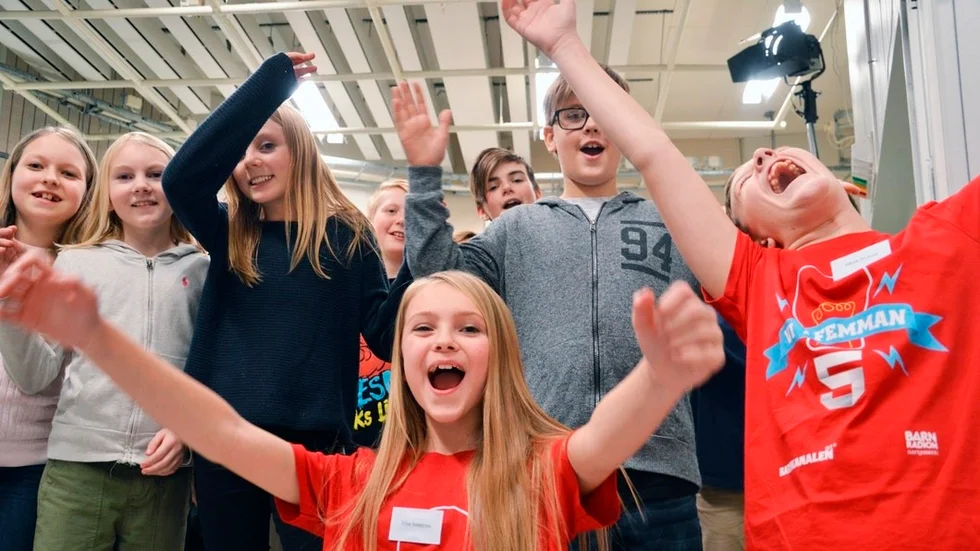 Elise Jonmyren och Jakob Nyman, båda i orange t-shirt, fixade en finalplats åt Rosenkällaskolan.