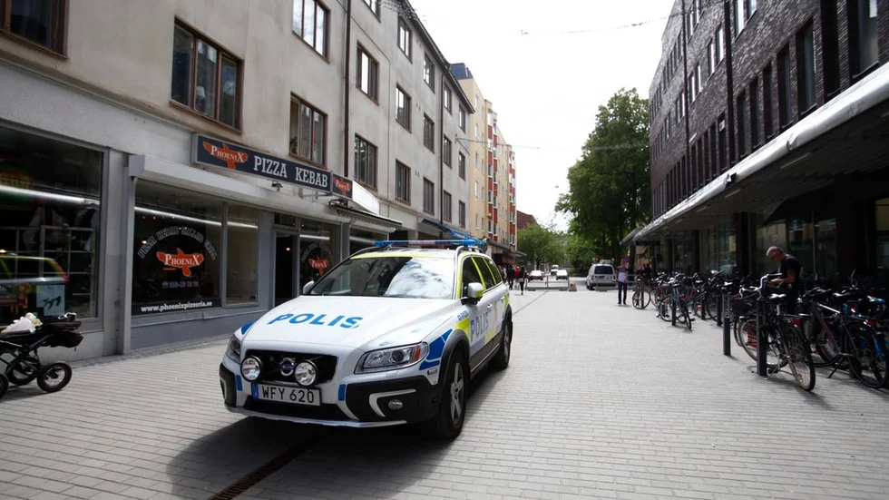 Flera polispatruller larmades till Systembolaget sedan personalen där tryckt på överfallslarmet.