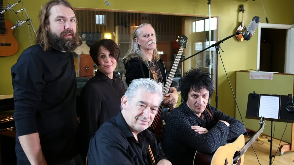 Johan Håkansson, Idde Schultz, Stefan Bellnäs, Chris Spedding och Sören "Sulo" Karlsson utgör nya bandet The Piggyback riders.