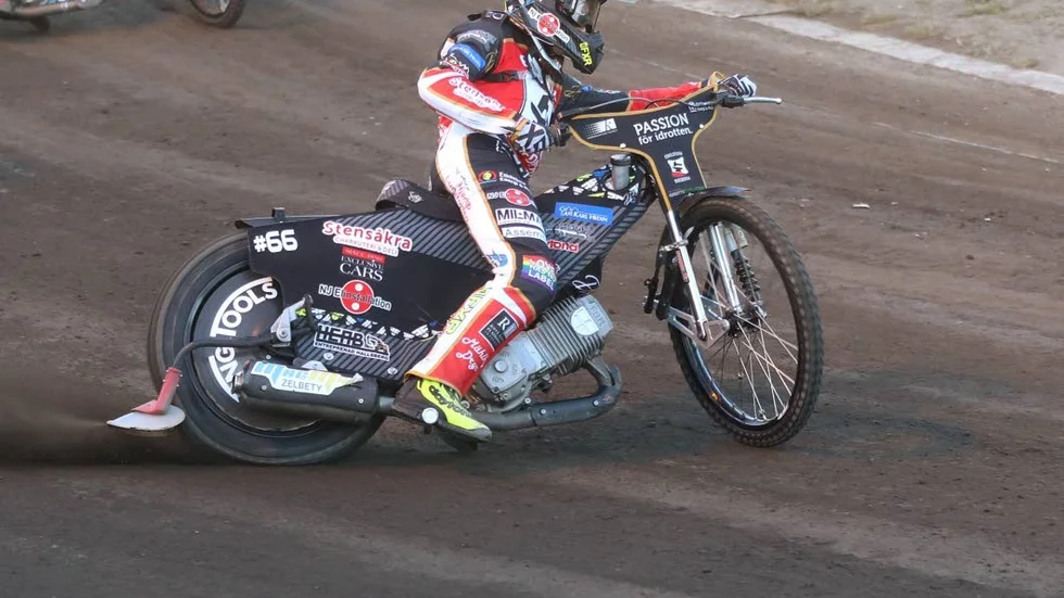 Smedstjärnan Fredrik Lindgren var i fin form under torsdagskvällen och körde in maximala tolv poäng på sina fyra första heat innan han fick problem med cykeln i det, för matchen, betydelselösa nomineringsheatet.